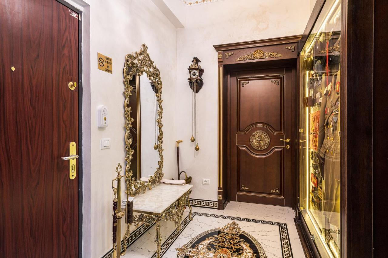 Private Museum Apartment With Antique Decor Boekarest Buitenkant foto