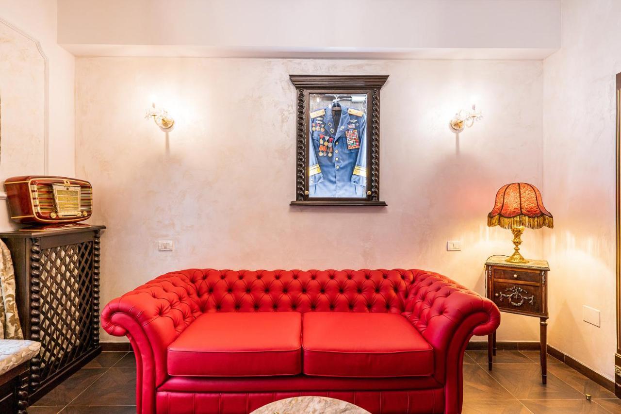 Private Museum Apartment With Antique Decor Boekarest Buitenkant foto