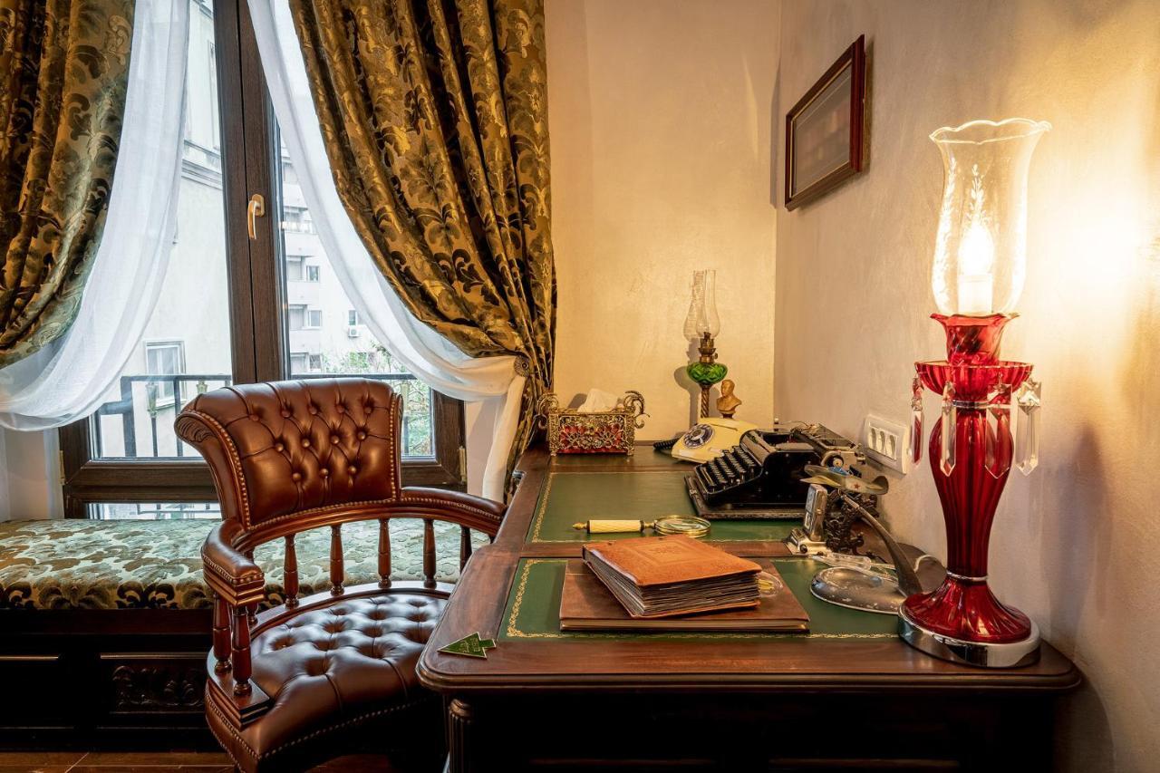 Private Museum Apartment With Antique Decor Boekarest Buitenkant foto