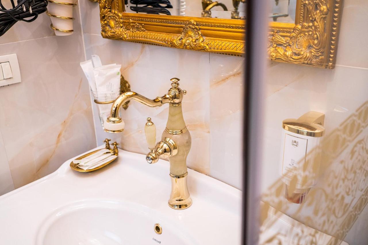 Private Museum Apartment With Antique Decor Boekarest Buitenkant foto