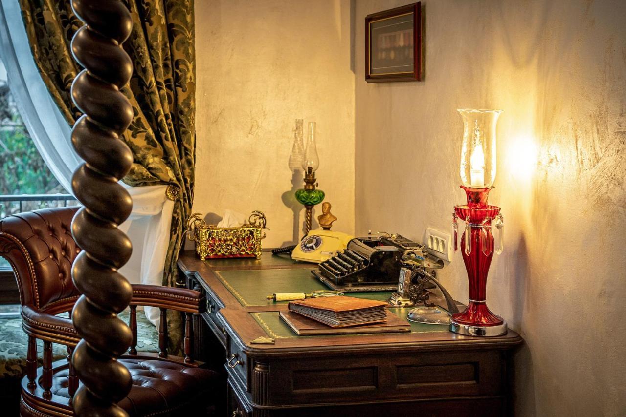 Private Museum Apartment With Antique Decor Boekarest Buitenkant foto