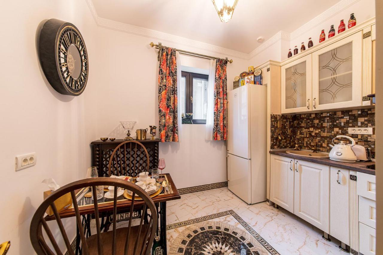 Private Museum Apartment With Antique Decor Boekarest Buitenkant foto