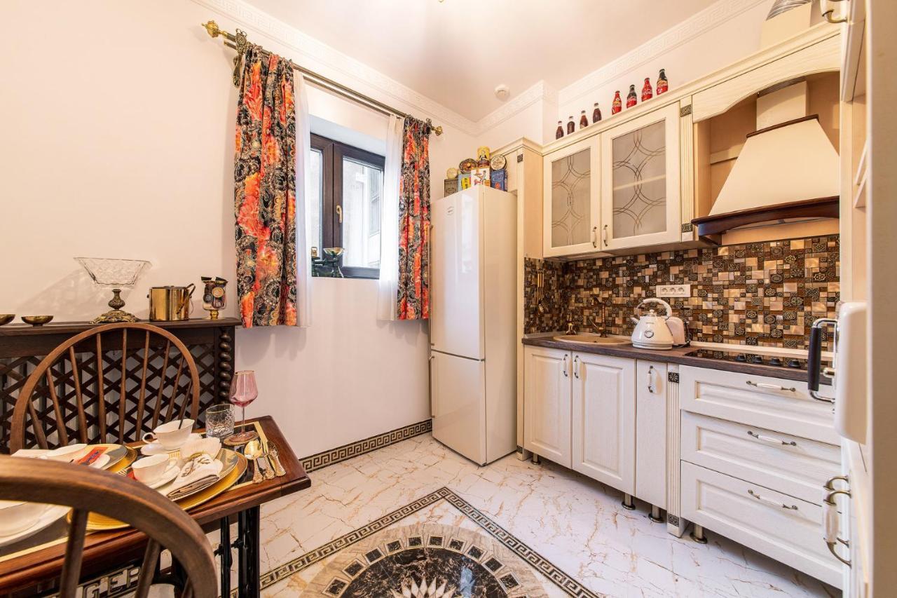 Private Museum Apartment With Antique Decor Boekarest Buitenkant foto