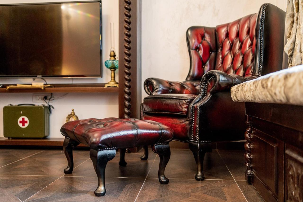 Private Museum Apartment With Antique Decor Boekarest Buitenkant foto