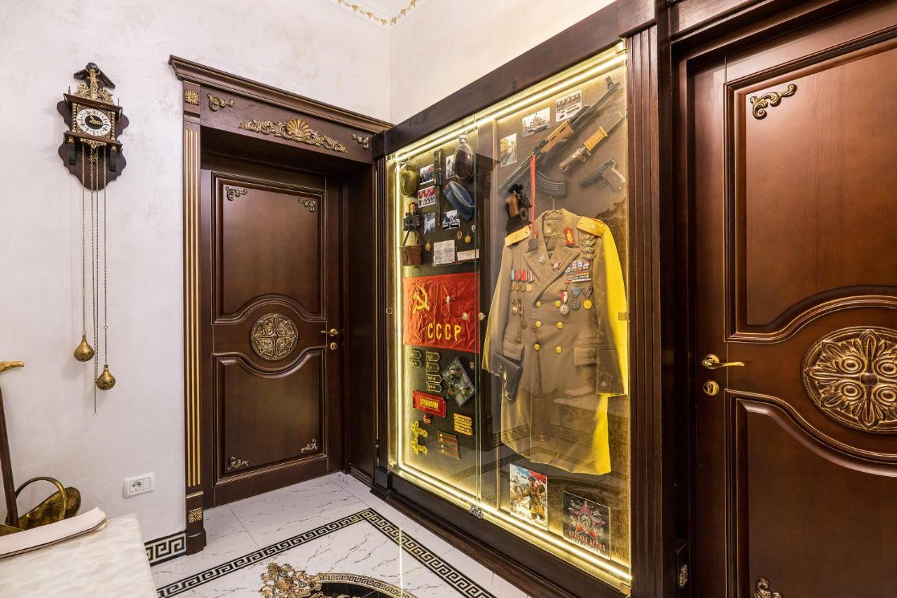 Private Museum Apartment With Antique Decor Boekarest Buitenkant foto