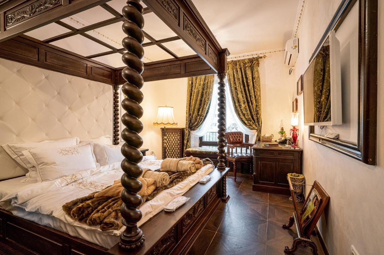 Private Museum Apartment With Antique Decor Boekarest Buitenkant foto