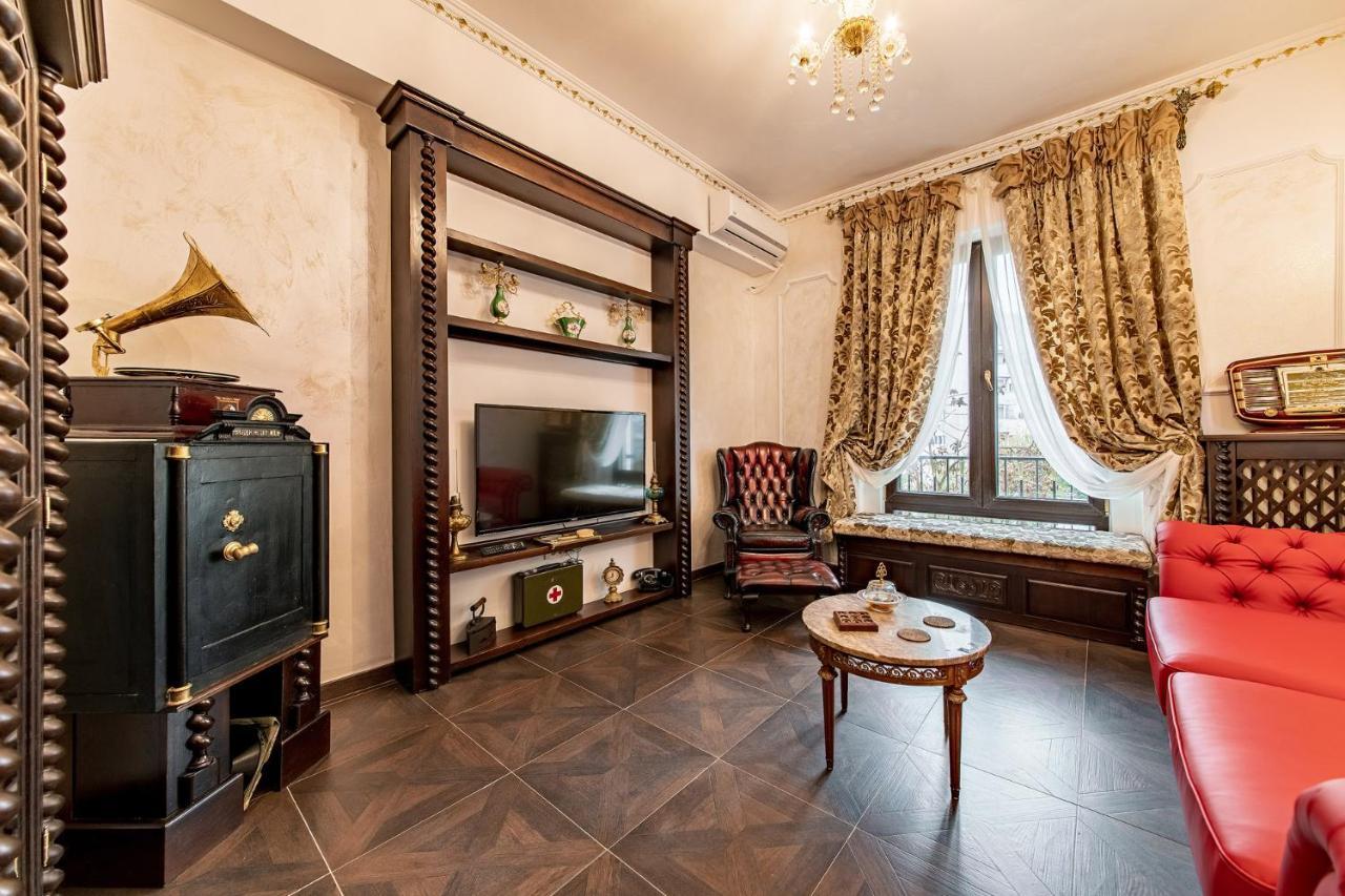 Private Museum Apartment With Antique Decor Boekarest Buitenkant foto
