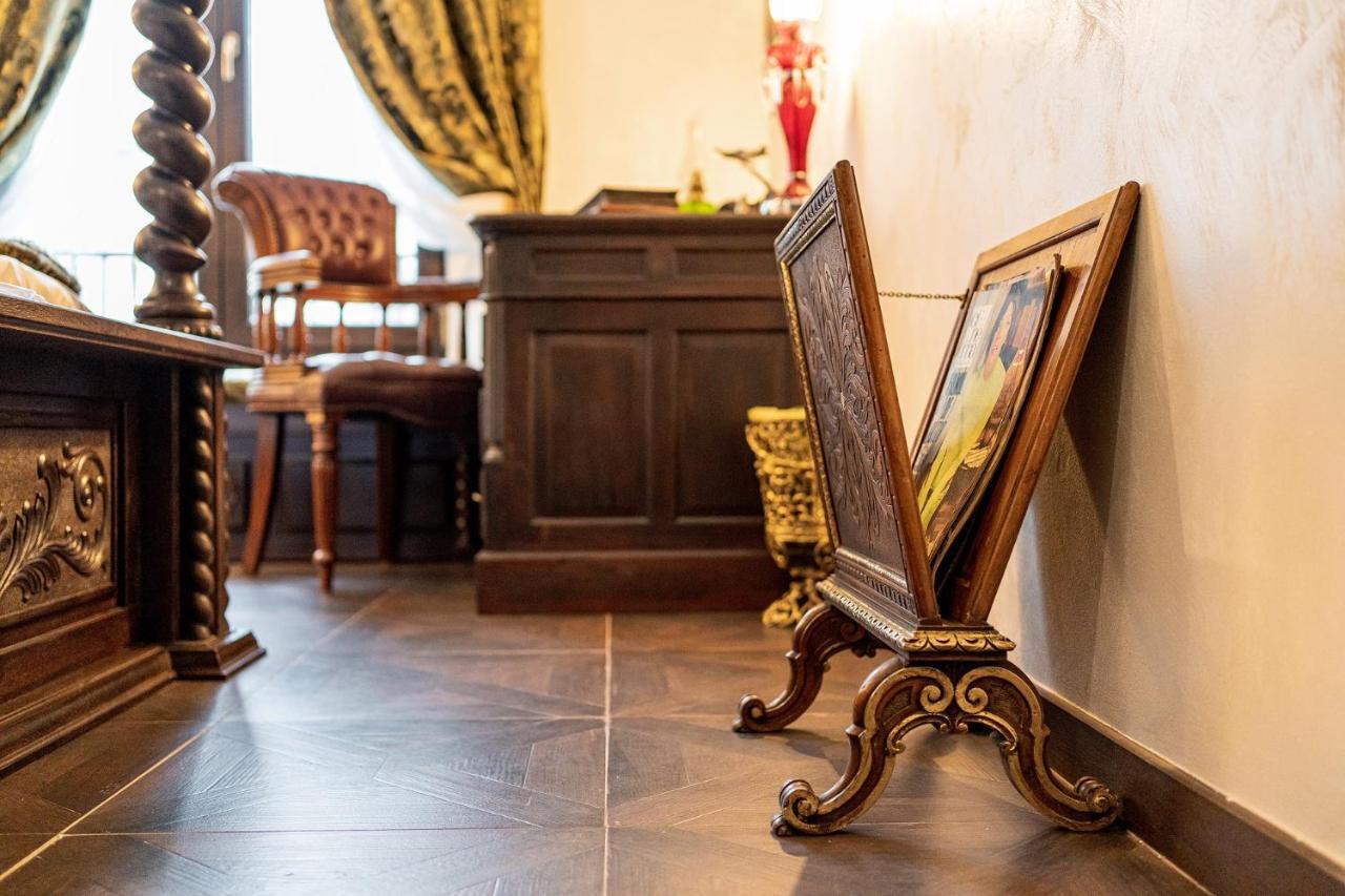 Private Museum Apartment With Antique Decor Boekarest Buitenkant foto