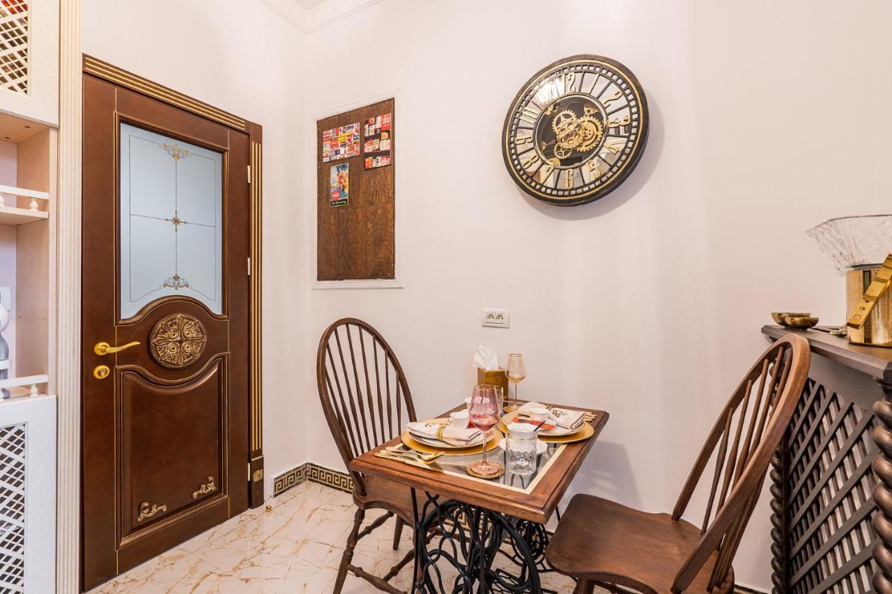 Private Museum Apartment With Antique Decor Boekarest Buitenkant foto