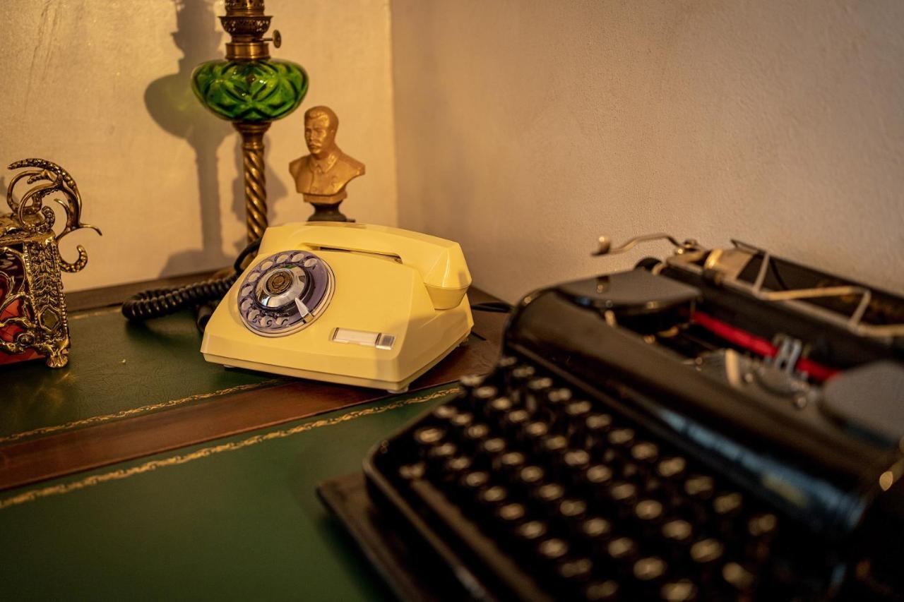 Private Museum Apartment With Antique Decor Boekarest Buitenkant foto