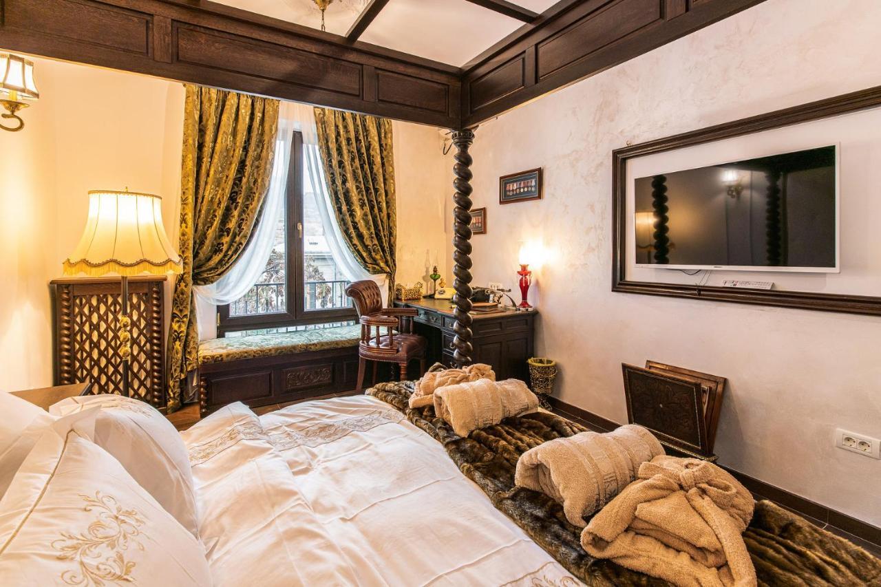 Private Museum Apartment With Antique Decor Boekarest Buitenkant foto