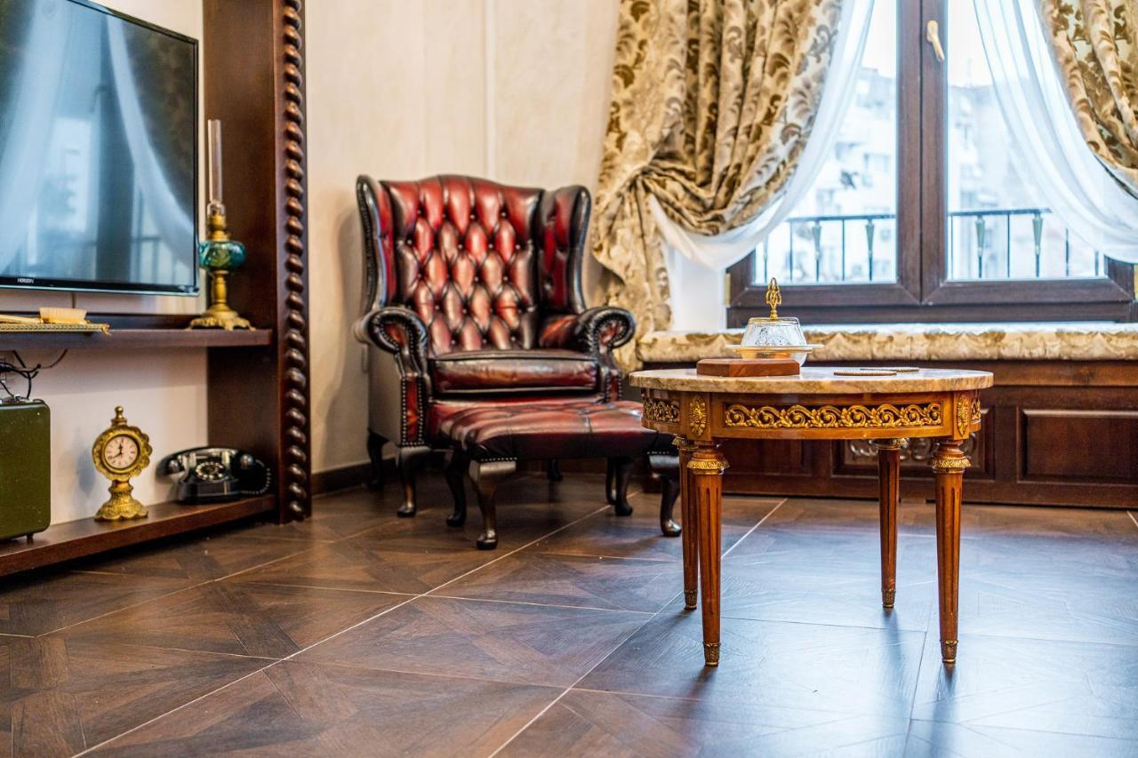 Private Museum Apartment With Antique Decor Boekarest Buitenkant foto
